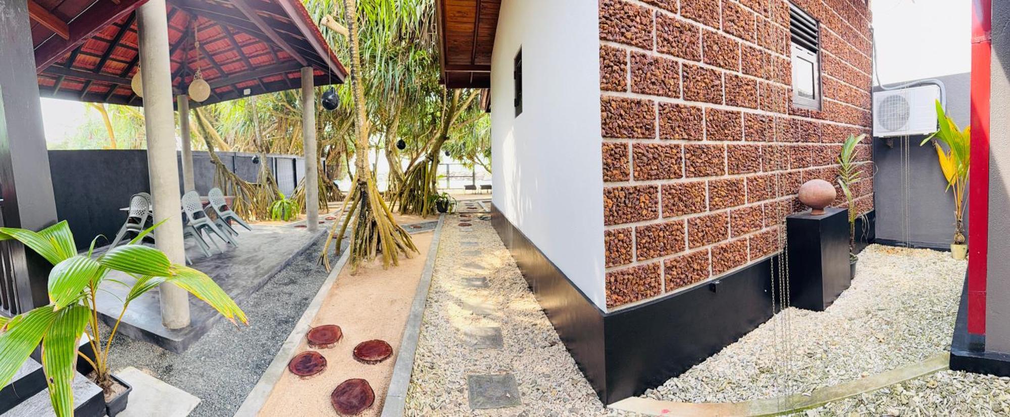 Sea Shell Villa Hikkaduwa 2 Separate Cabanas Ocean Front Villa Εξωτερικό φωτογραφία
