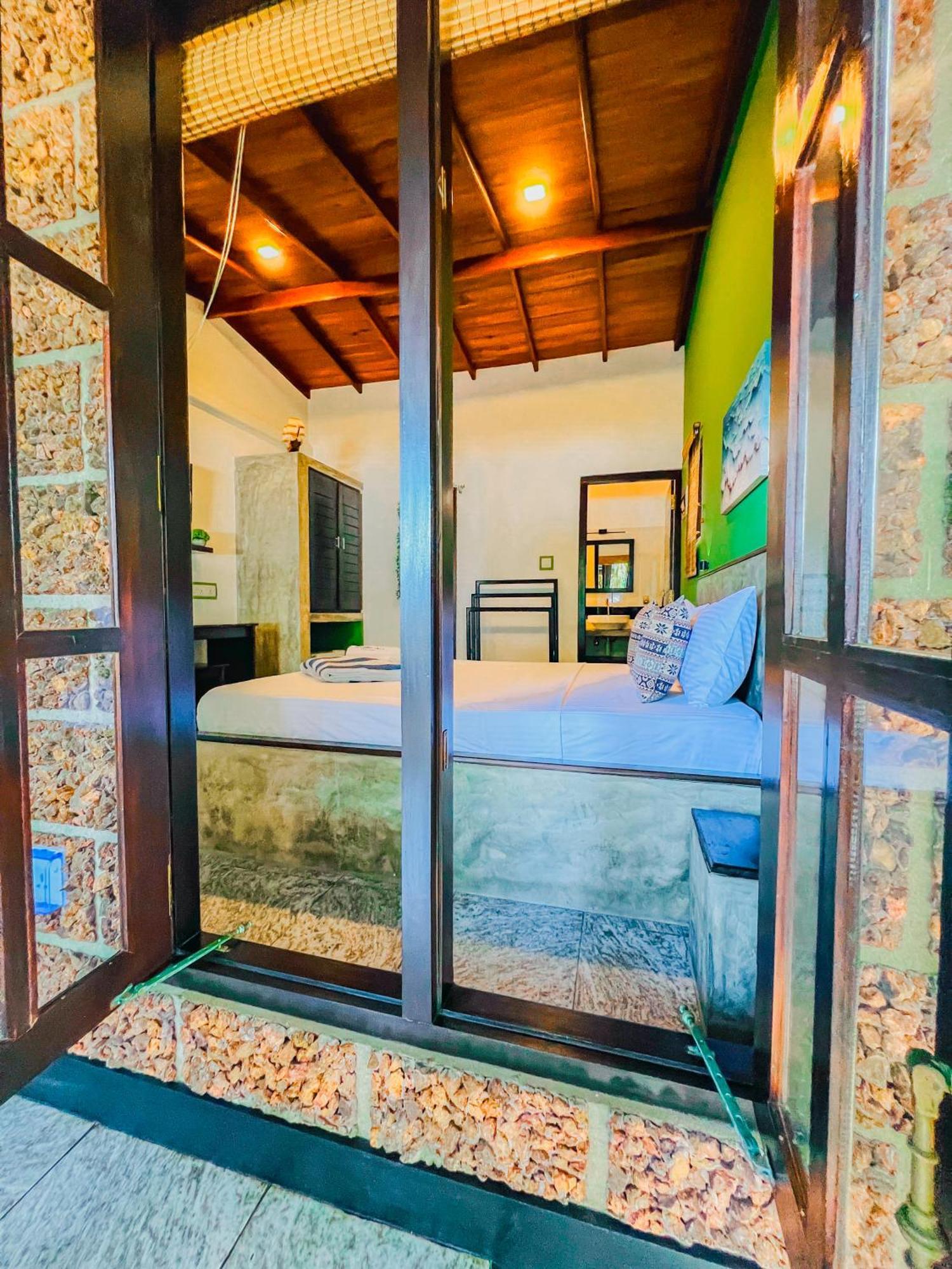 Sea Shell Villa Hikkaduwa 2 Separate Cabanas Ocean Front Villa Εξωτερικό φωτογραφία