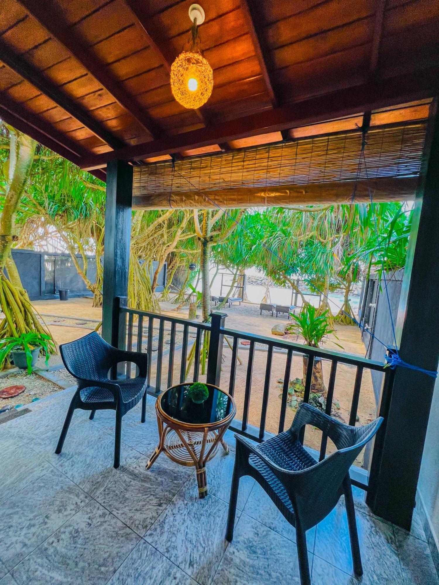 Sea Shell Villa Hikkaduwa 2 Separate Cabanas Ocean Front Villa Εξωτερικό φωτογραφία